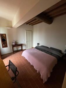 A bed or beds in a room at Appartement - Le corti di Orciatico