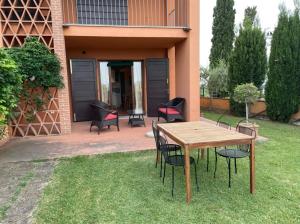 A garden outside Appartement - Le corti di Orciatico
