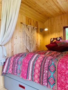 Tempat tidur dalam kamar di Maringotka Lipenka u Lipenské přehrady na Šumavě