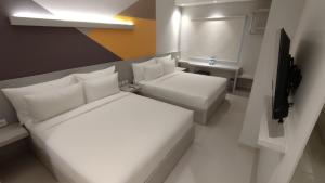 TV a/nebo společenská místnost v ubytování Agogo Downtown Hotel Surabaya
