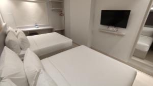 TV a/nebo společenská místnost v ubytování Agogo Downtown Hotel Surabaya
