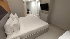 Postel nebo postele na pokoji v ubytování Agogo Downtown Hotel Surabaya