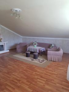- un salon avec une table et deux chaises dans l'établissement Guest House AREVIK, à Artsvakar