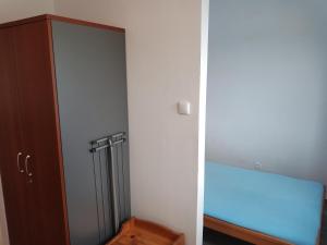 een hoek van een kamer met een kast en een toilet bij U Anny i Piotra in Mielenko