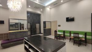 TV a/nebo společenská místnost v ubytování Agogo Downtown Hotel Surabaya