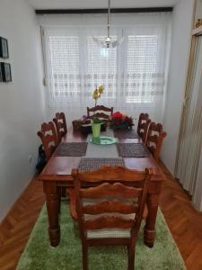einen Esstisch mit Stühlen und einem Tisch in der Unterkunft Sara in Mostar