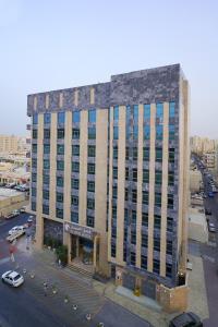 una vista sul soffitto di un grande edificio in una città di Al Aseel Hotel a Doha