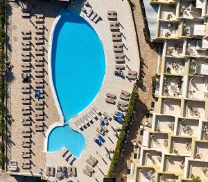 een uitzicht over een zwembad in een resort bij Blue Marine Resort and Spa Hotel in Agios Nikolaos