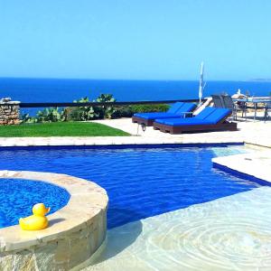 una piscina con un pato de goma en el agua en Villa Sunrise Lagonisi en Lagonissi