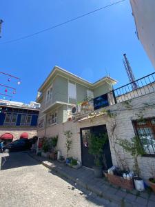 uma casa ao lado de uma rua em DIMBIL APART em Istambul