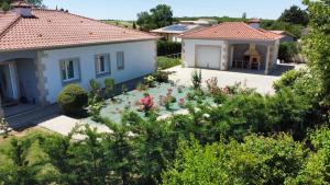 widok na dom z ogrodem w obiekcie Villa avec piscine privée w mieście Varès