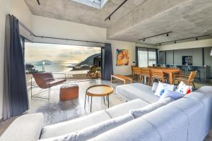 una sala de estar con un sofá y una mesa en Notos Club, en Kas
