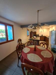 eine Küche und ein Esszimmer mit einem Tisch und Stühlen in der Unterkunft Agréable appartement avec Spa proche de la forêt in Bréchaumont