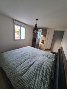 ein weißes Schlafzimmer mit einem großen Bett in der Unterkunft Agréable appartement avec Spa proche de la forêt in Bréchaumont