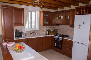 A kitchen or kitchenette at Villa Erofili Plakias south Rethimno Crete