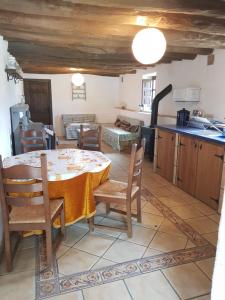 a kitchen and dining room with a table and chairs at Granja de Matias in Cádiar