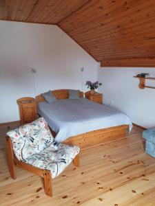 - une chambre avec un lit et un plafond en bois dans l'établissement Przestronny, komfortowy dom, à Swornegacie