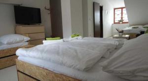 Posteľ alebo postele v izbe v ubytovaní Hotel Hospodářský dvůr Bohuslavice