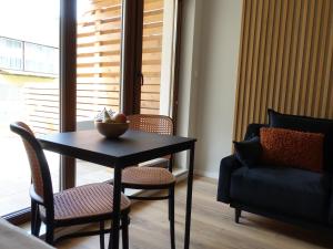 sala de estar con mesa, sillas y sofá en Apartament Carmel Stegna Park, en Stegna