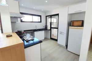 Kuchyň nebo kuchyňský kout v ubytování Appartement Corniche en bord de mer