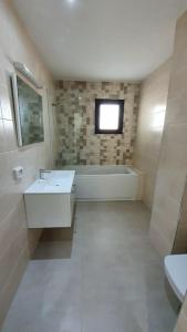 Koupelna v ubytování Appartement Corniche en bord de mer + 37 fotografií