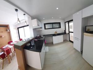 Kuchyň nebo kuchyňský kout v ubytování Appartement Corniche en bord de mer