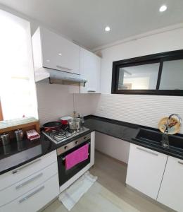 Kuchyň nebo kuchyňský kout v ubytování Appartement Corniche en bord de mer