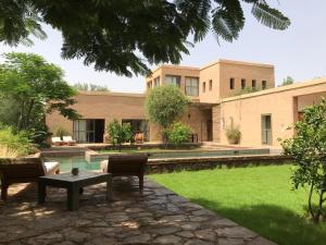 Dar al Hossoun外面的花园