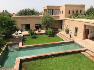 Dar al Hossoun内部或周边的泳池