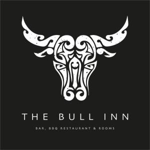 un logotipo para la posada de toros en blanco y negro en The Bull en Battle