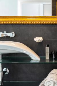 bagno con lavandino e specchio di The Boutique Houses Milan - Galleria - With Private Parking a Milano