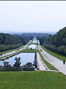 una vista de versailles desde el palacio de versailles Gardens en Royal Palace Gate, en San Nicola La Strada