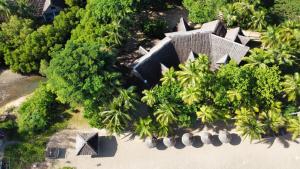 una vista aerea di una casa circondata da alberi di Andilana Lodge ad Andilana