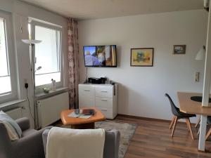 ein Wohnzimmer mit einem Sofa und einem Tisch in der Unterkunft Ferienwohnung Kirschblüte in Billigheim-Ingenheim