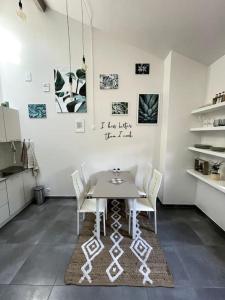 une salle à manger avec une table et des chaises blanches dans l'établissement Le GreenStairs - Ranch du Laubenrain, à Jungholtz