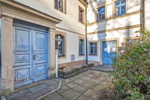um edifício antigo com uma porta azul em Cosel Palais Appartement em Dresden