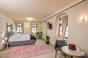 Schlafzimmer mit einem Bett, einem Tisch und Stühlen in der Unterkunft Cosel Palais Appartement in Dresden
