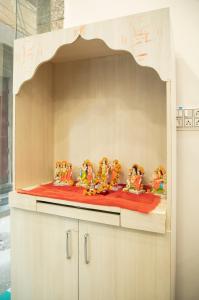 un groupe de poupées assises au-dessus d'un comptoir dans l'établissement Hotel Siddharth A Boutique Guest House, à New Delhi