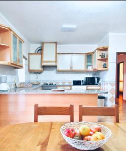 eine Schale mit Obst auf einem Tisch in der Küche in der Unterkunft Olive Villa in Alcantarilha