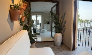 um corredor com vasos de plantas e um espelho em Balcon de Europa Suite em Nerja