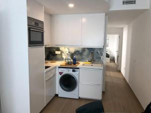 een keuken met een wasmachine en een wasmachine bij Blanco 35 by SunHousesCanarias in El Tablero