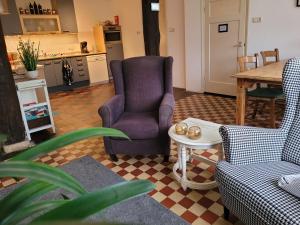 Diepenheim的住宿－Erve Niehof，客厅配有两把椅子和一张桌子