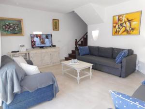 un salon avec un canapé et une table dans l'établissement Estrela Mar Marina Villa, à Quarteira