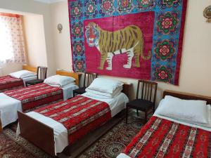 Voodi või voodid majutusasutuse RAHAT Guest House & Hostel in Toktogul toas +37 fotot