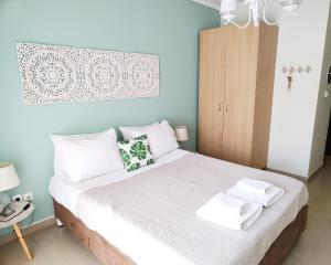 sypialnia z łóżkiem z ręcznikami w obiekcie City Center Fresh Studio #Self Check In# w Salonikach