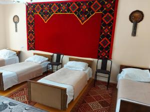 Voodi või voodid majutusasutuse RAHAT Guest House & Hostel in Toktogul toas