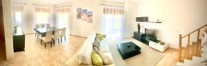 uma sala de estar com um sofá e uma mesa em Porto Santo Casa Dourada em Porto Santo