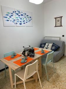 Zimmer mit einem Tisch, Stühlen und einem Sofa in der Unterkunft Gigi's house in Alassio