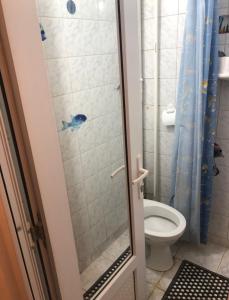 La salle de bains est pourvue d'une douche et de toilettes. dans l'établissement Apartament situat aproape de mare, à Constanţa