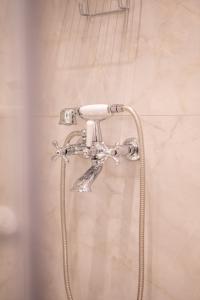 スプリトにあるFinest rooms Leonildaの浴室のシャワーヘッド付きシャワー +22枚の写真